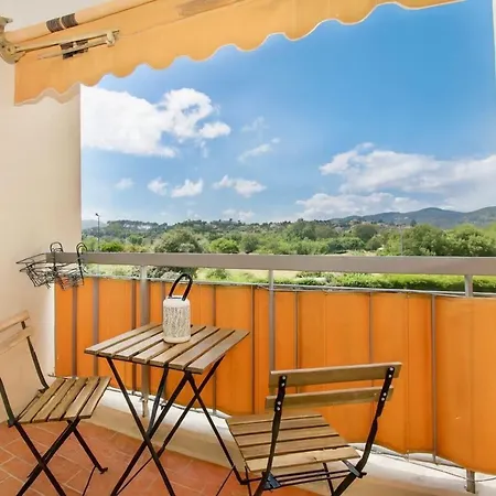 With Balcony And Pool In 公寓